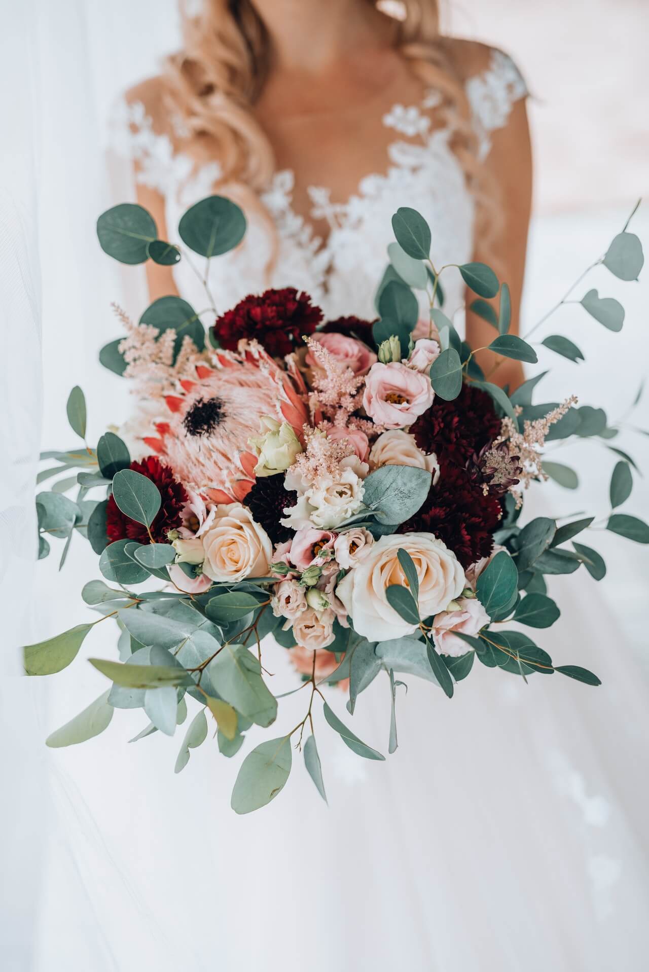 Svatební kytice jako nevěstin klenot: jak si poradit se svatební výzdobou